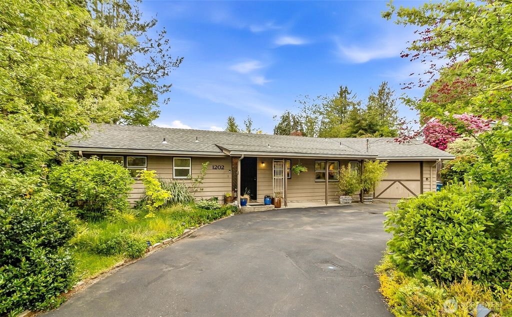 Photo of 1202 Pine Avenue, Snohomish, WA 98290 (MLS # 2527079)