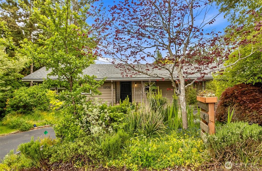 Photo of 1202 Pine Avenue, Snohomish, WA 98290 (MLS # 2527079)