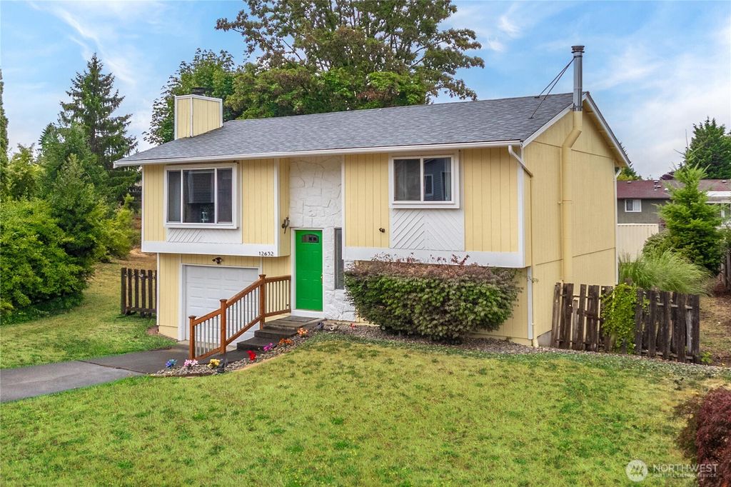 Photo of 12632 SE 211th Court, Kent, WA 98031 (MLS # 2425354)