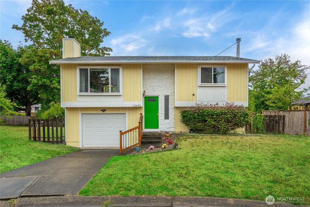 Photo of 12632 SE 211th Court, Kent, WA 98031 (MLS # 2425354)