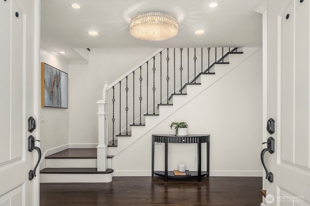 Photo of 2650 79th Avenue NE, Medina, WA 98039 (MLS # 2487667)