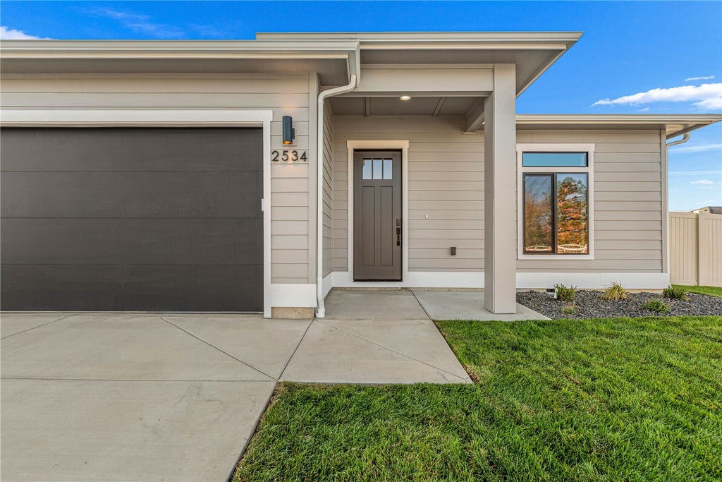 Photo of 2534 5th Street SE, East Wenatchee, WA 98802 (MLS # 2596720)