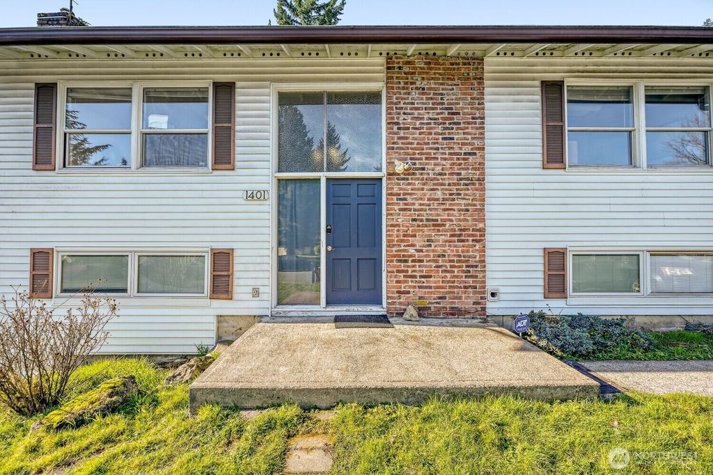 Photo of 1401 Lake Youngs Way SE, Renton, WA 98058 (MLS # 2470230)