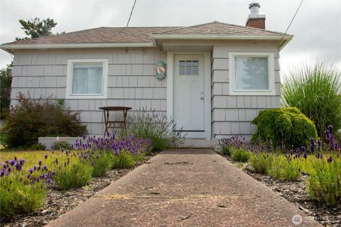Photo of 908 Washington Avenue N, Long Beach, WA 98631 (MLS # 2382839)