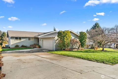 Photo of 2591 Lemaister Avenue, Wenatchee, WA 98801 (MLS # 2466735)
