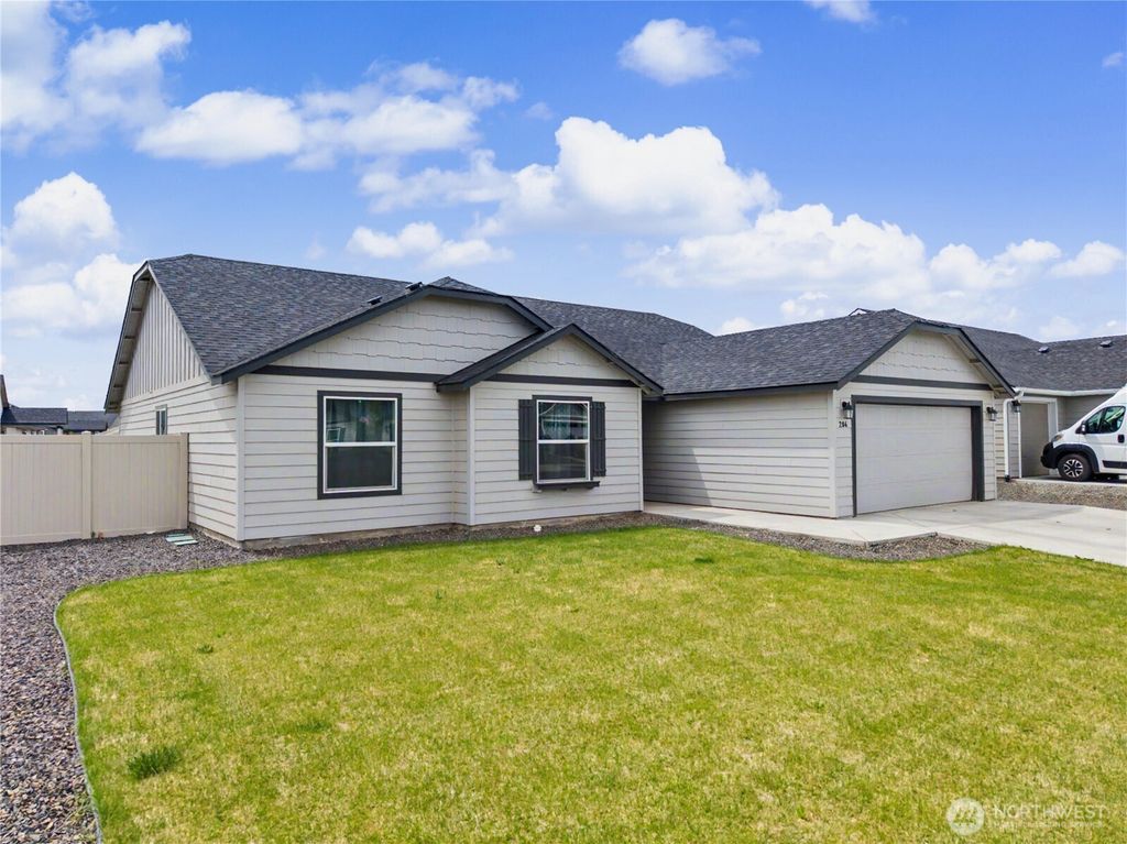 Photo of 204 Royal Palm Drive, Moses Lake, WA 98837 (MLS # 2529392)