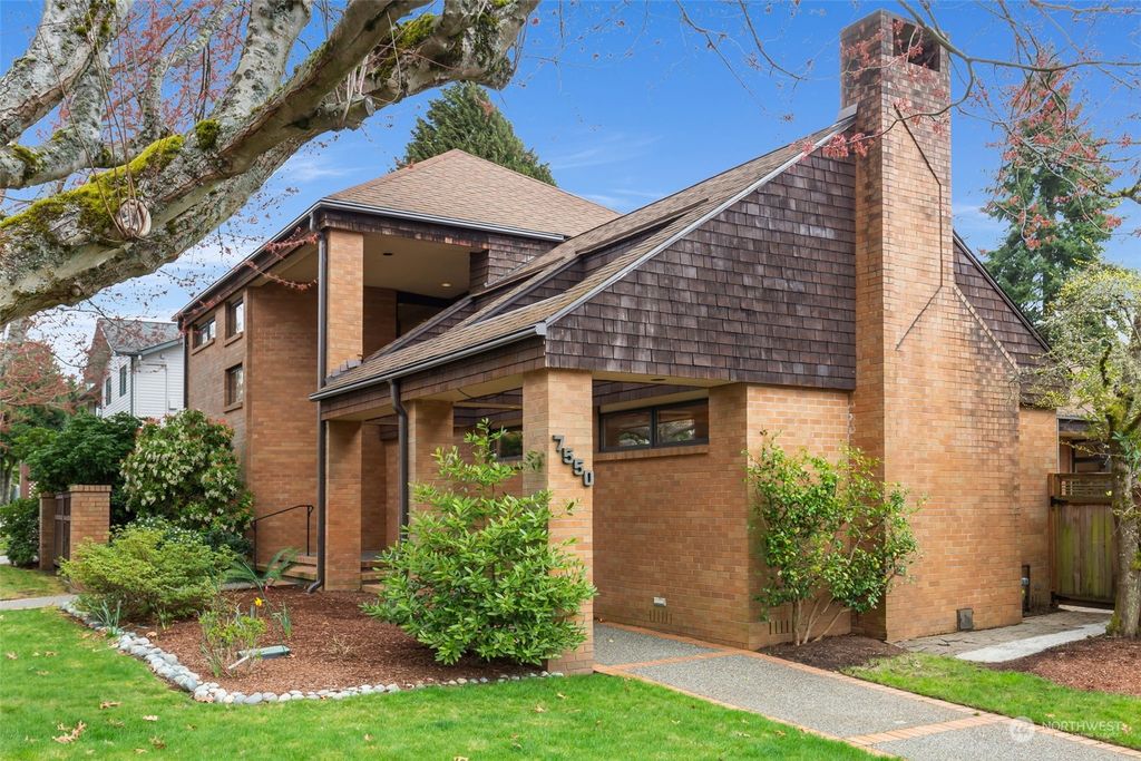 Photo of 7550 41st Avenue NE, Seattle, WA 98115 (MLS # 2214308)