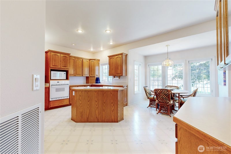 1916 SE Clover Court