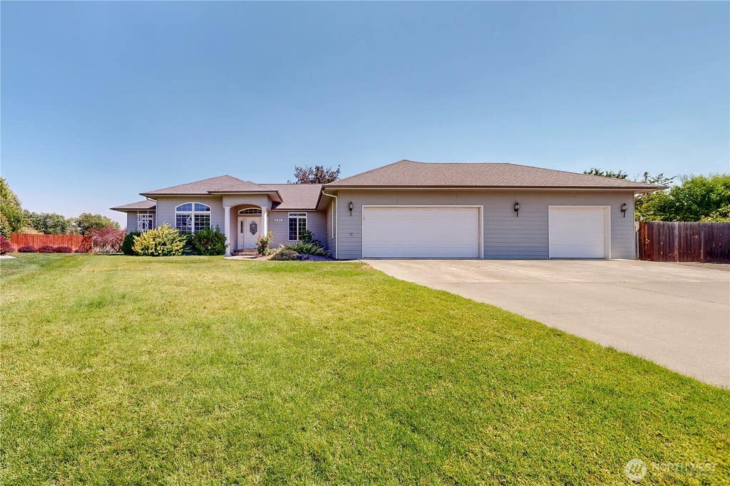 Photo of 1916 SE Clover Court, College Place, WA 99324 (MLS # 2568924)