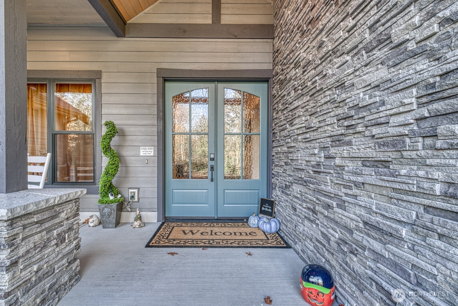 6 Crescent Valley Drive NW