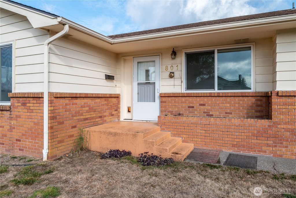 Photo of 801 Cowlitz Way, Kelso, WA 98626 (MLS # 2445798)