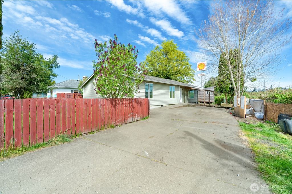 Photo of 320 S 4th Street, Elma, WA 98541 (MLS # 2496111)