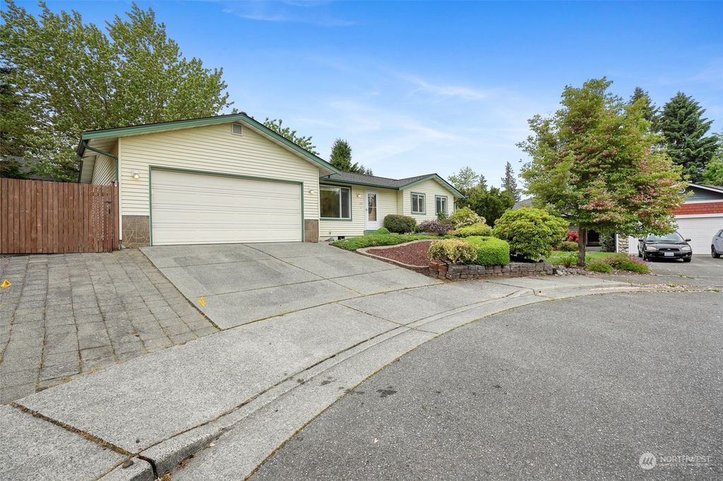 Photo of 125 75th Street SW, Everett, WA 98203 (MLS # 2072385)