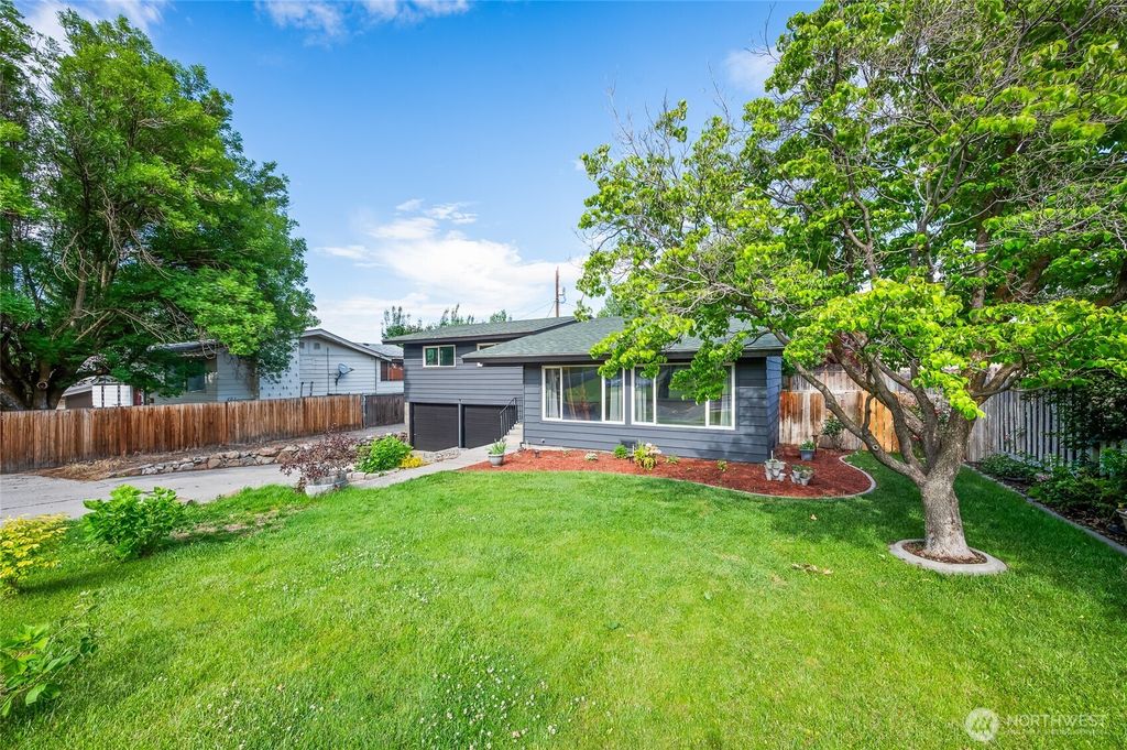 Photo of 1127 S Miller Street, Wenatchee, WA 98801 (MLS # 2531951)