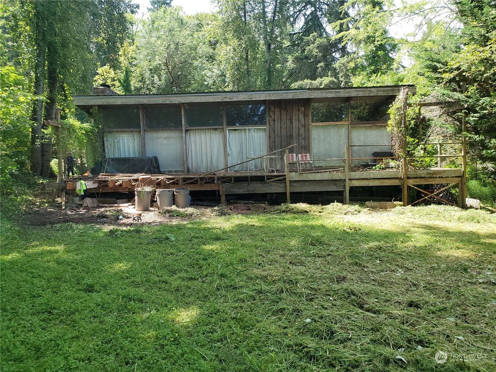 Photo of 2650 W Lake Sammamish Parkway NE, Redmond, WA 98052 (MLS # 2303103)