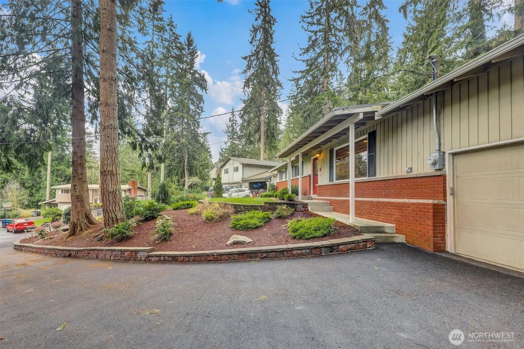 Photo of 495 SW Forest Place, Issaquah, WA 98027 (MLS # 2343620)
