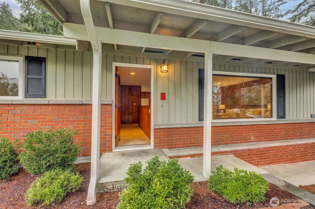 Photo of 495 SW Forest Place, Issaquah, WA 98027 (MLS # 2343620)