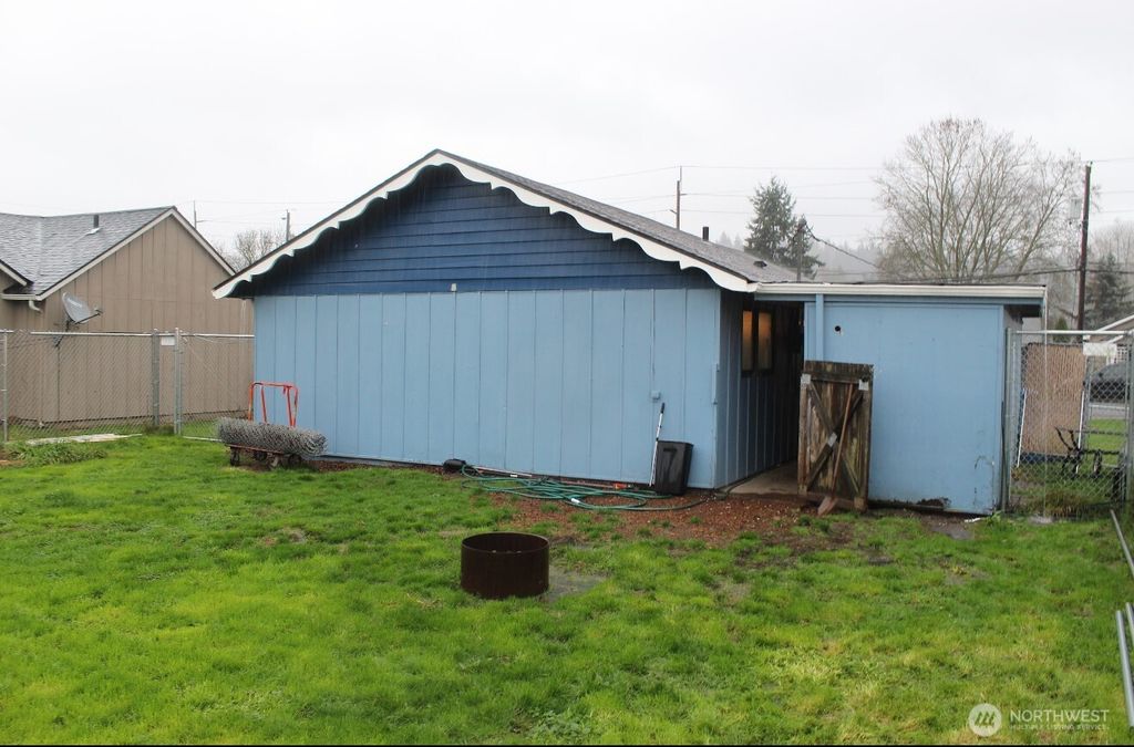 Photo of 1211 N 1st AVE Ave, Kelso, WA 98626 (MLS # 2460188)