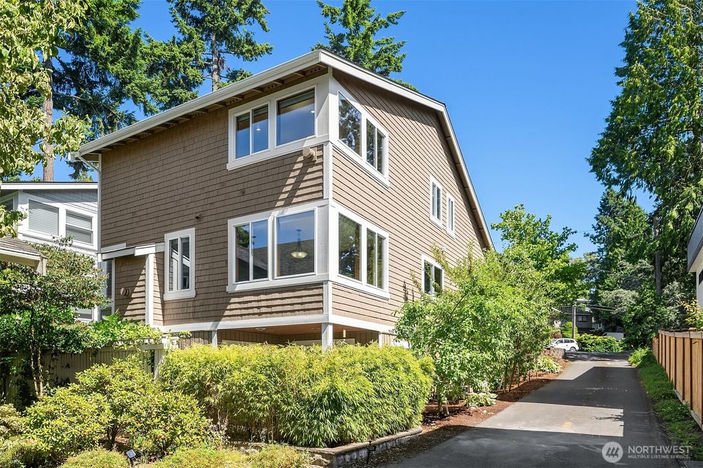 Photo of 11226 NE 67th Street, Kirkland, WA 98033 (MLS # 2484989)