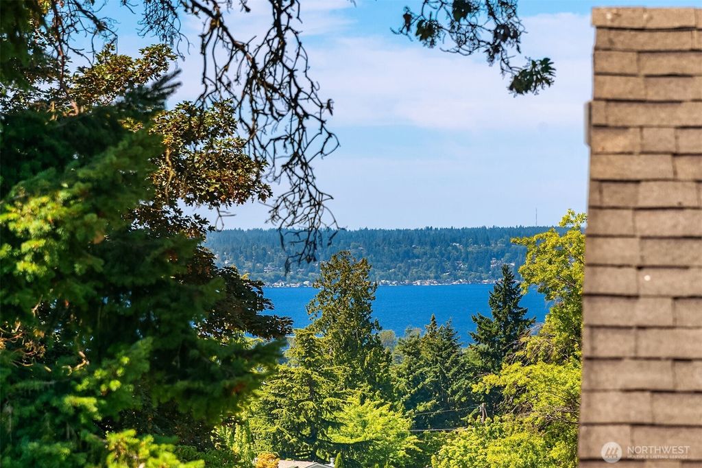 Photo of 11226 NE 67th Street, Kirkland, WA 98033 (MLS # 2484989)