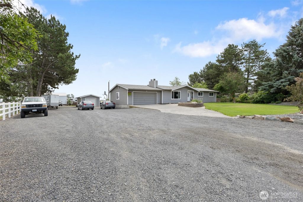 Photo of 2351 Admiral Road NE, Moses Lake, WA 98837 (MLS # 2466413)
