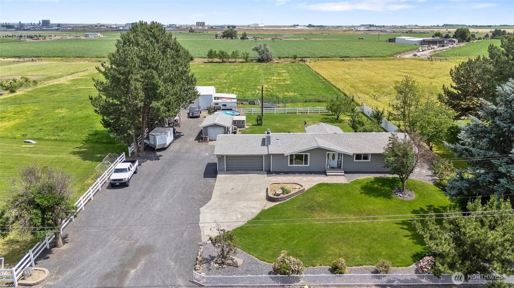 Photo of 2351 Admiral Road NE, Moses Lake, WA 98837 (MLS # 2466413)