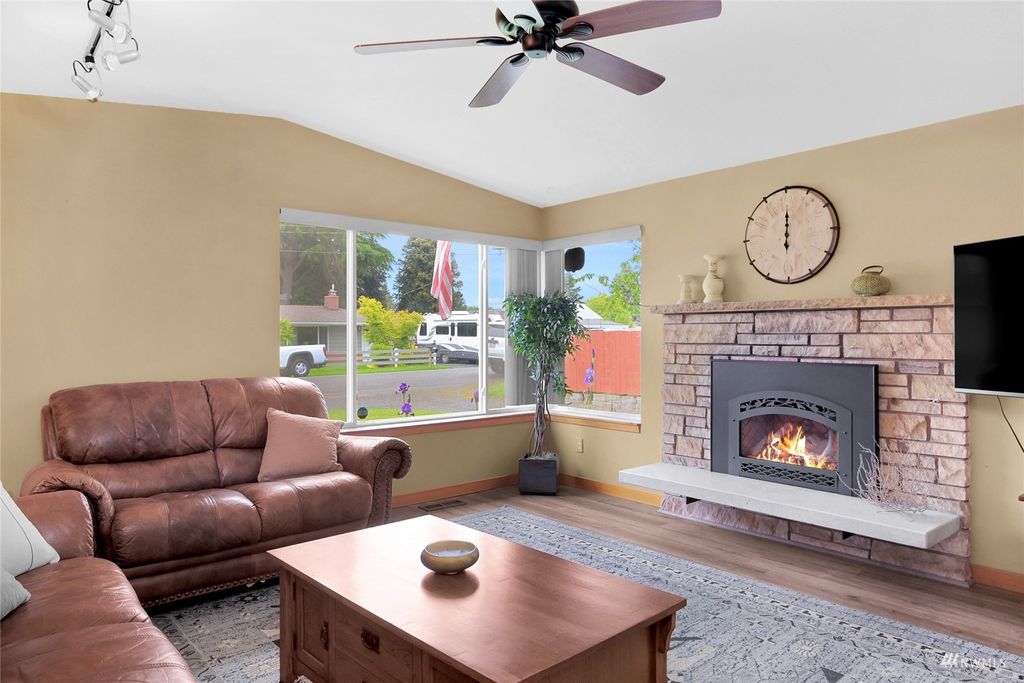 Photo of 2417 NE 23rd Street, Renton, WA 98056 (MLS # 1985057)