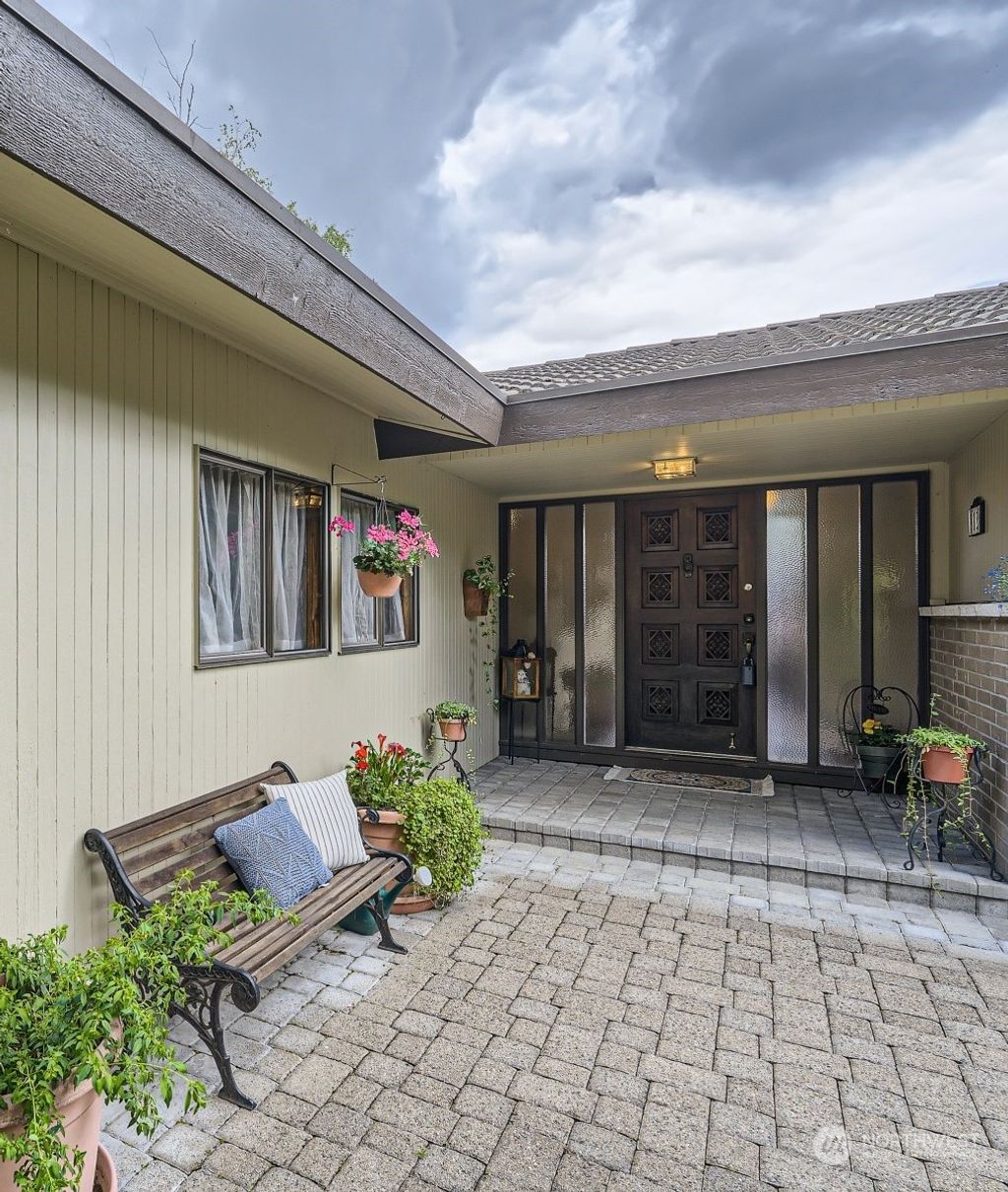 Photo of 812 145th Place SE, Bellevue, WA 98007 (MLS # 2126684)