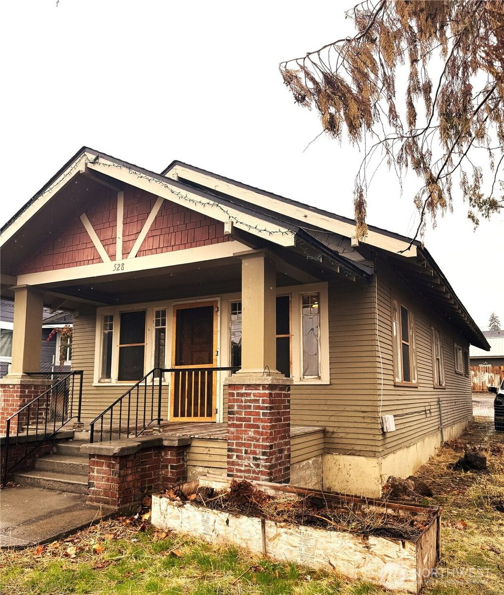 Photo of 528 Cascade Street, Wenatchee, WA 98801 (MLS # 2451617)