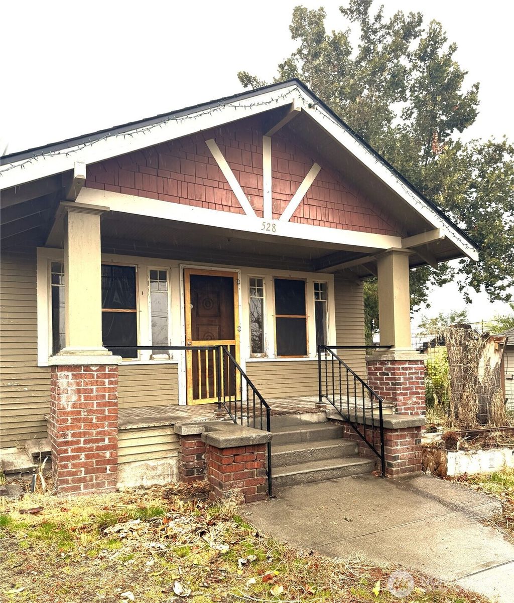 Photo of 528 Cascade Street, Wenatchee, WA 98801 (MLS # 2451617)