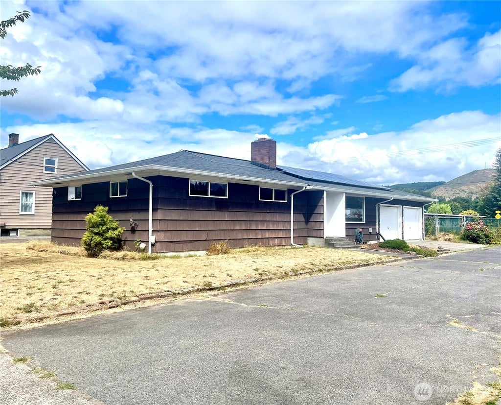 Photo of 610 SW Front Avenue, Castle Rock, WA 98611 (MLS # 2575353)