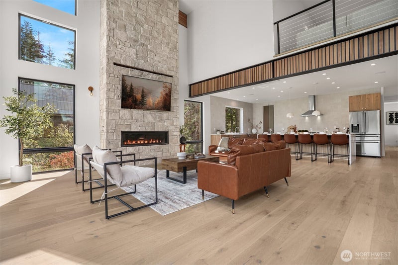 811 E Hyak Dr
