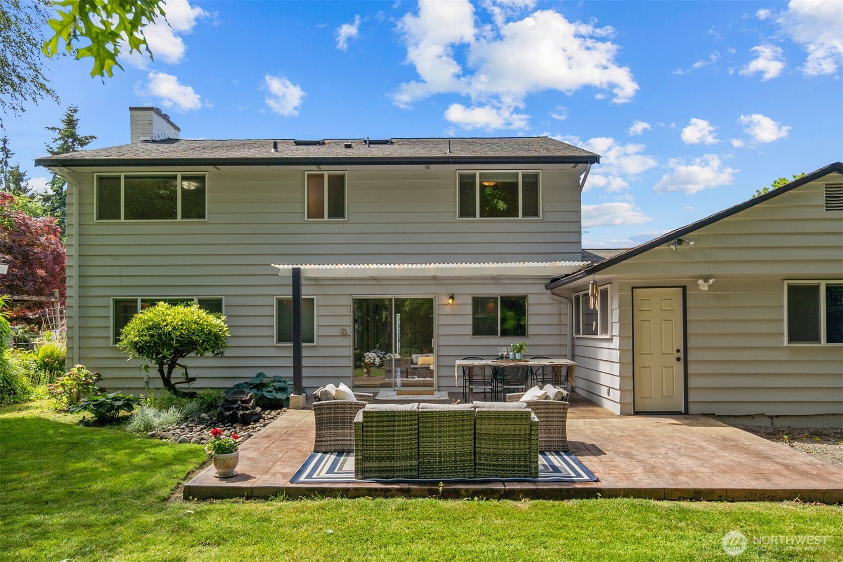 Bellevue, Washington 98007, United States, 4 Bedrooms Bedrooms, ,2 BathroomsBathrooms,Residential,Active,139949