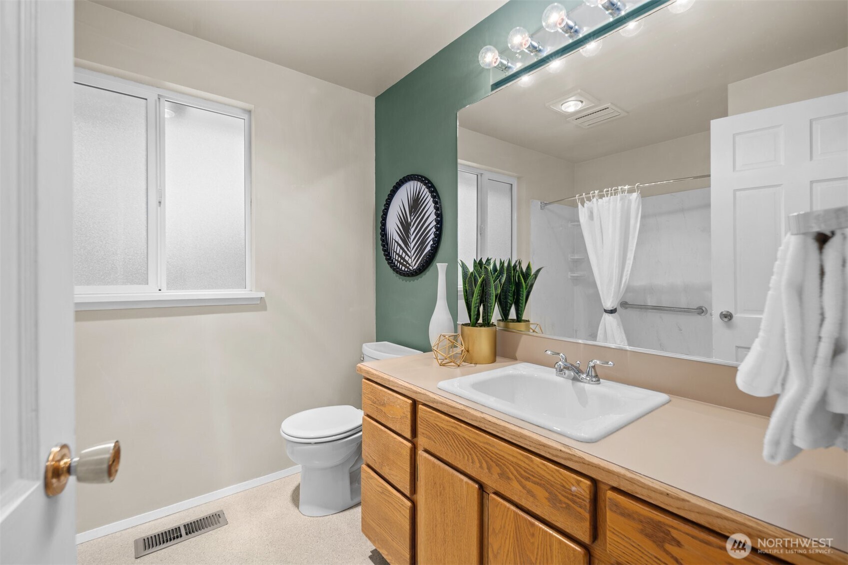 Bellevue, Washington 98007, United States, 4 Bedrooms Bedrooms, ,2 BathroomsBathrooms,Residential,Active,139949