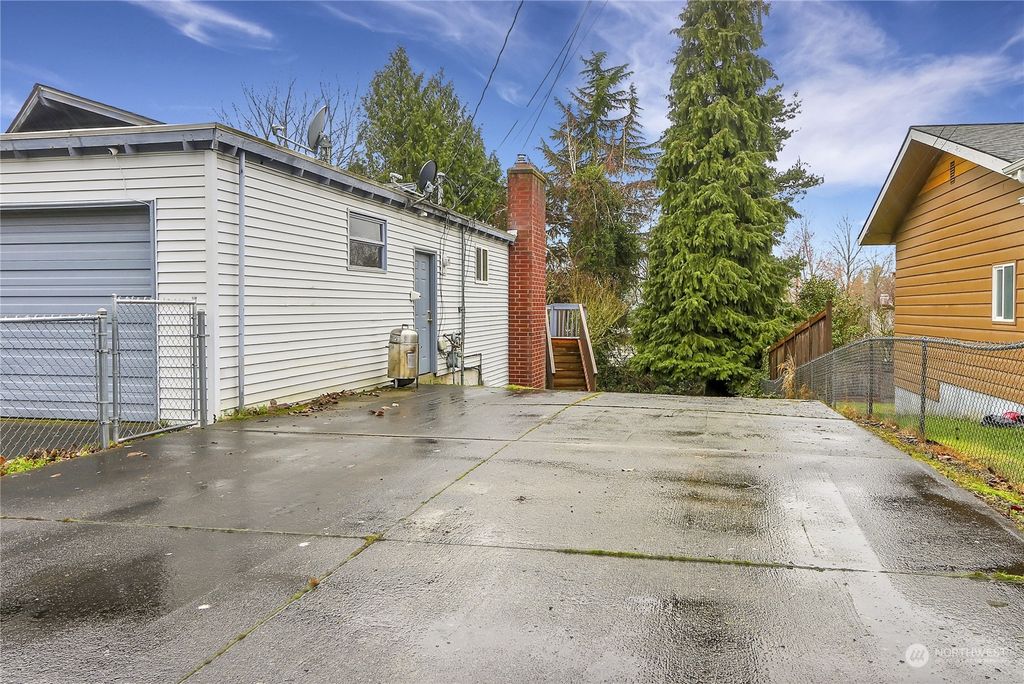Photo of 19835 105th Avenue SE, Renton, WA 98055 (MLS # 2205218)