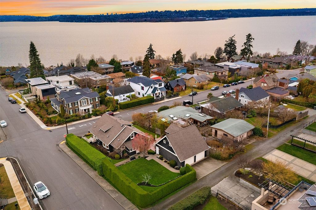 Photo of 402 10th Avenue W, Kirkland, WA 98033 (MLS # 2057043)