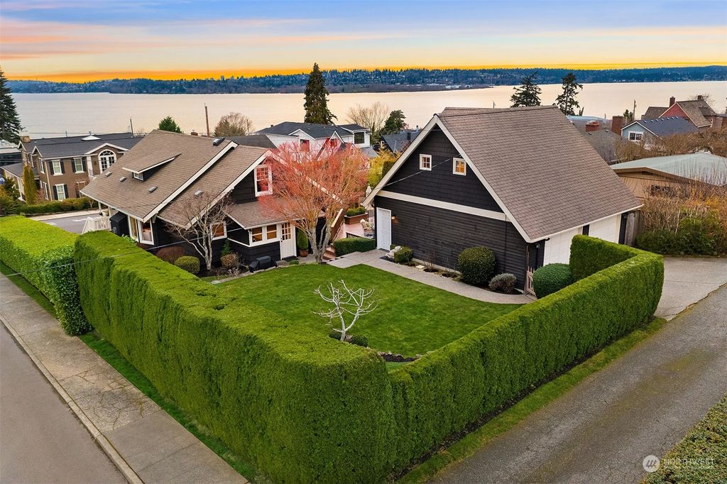 Photo of 402 10th Avenue W, Kirkland, WA 98033 (MLS # 2057043)