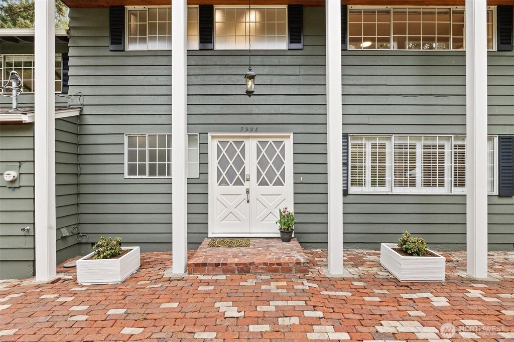 Photo of 9226 Matthews Avenue NE, Seattle, WA 98115 (MLS # 2508918)