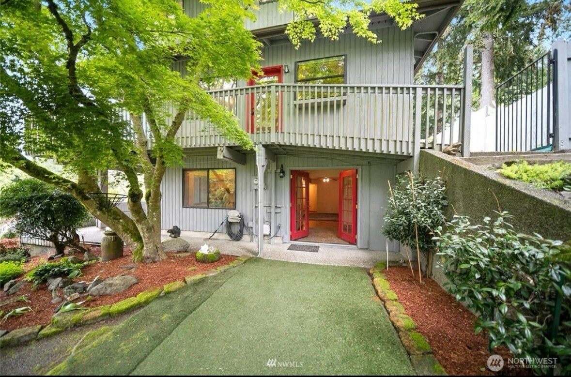 739 NE Woods Court