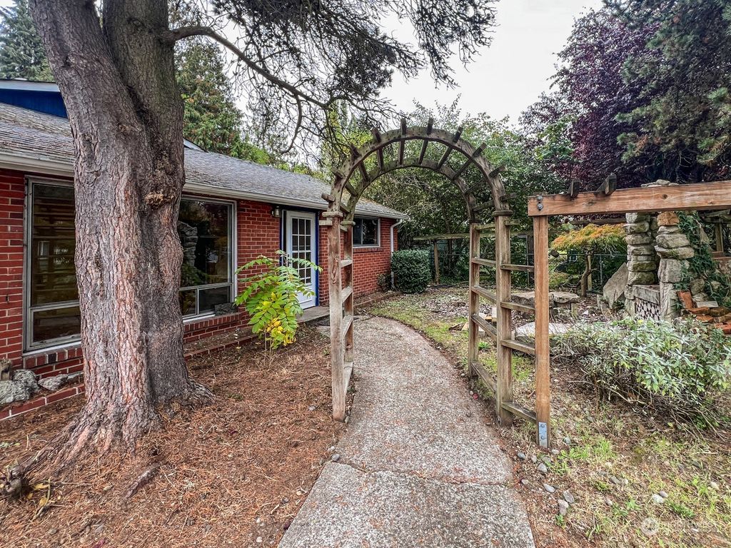 Photo of 14310 20th Avenue NE, Seattle, WA 98125 (MLS # 2305139)