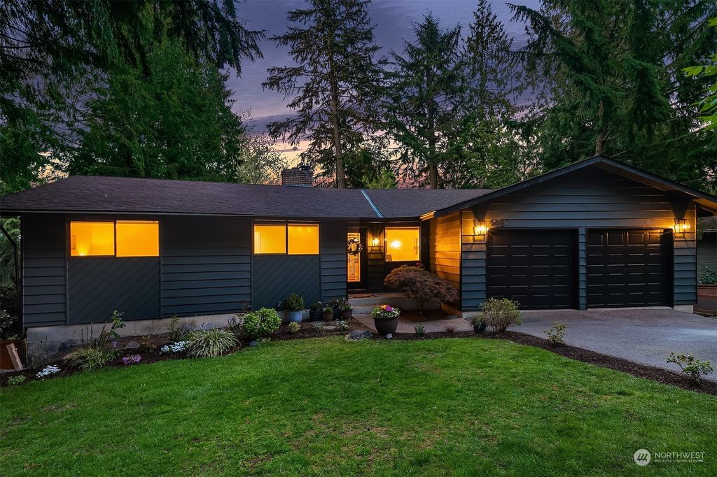 Photo of 945 Highwood Drive SW, Issaquah, WA 98027 (MLS # 2064887)