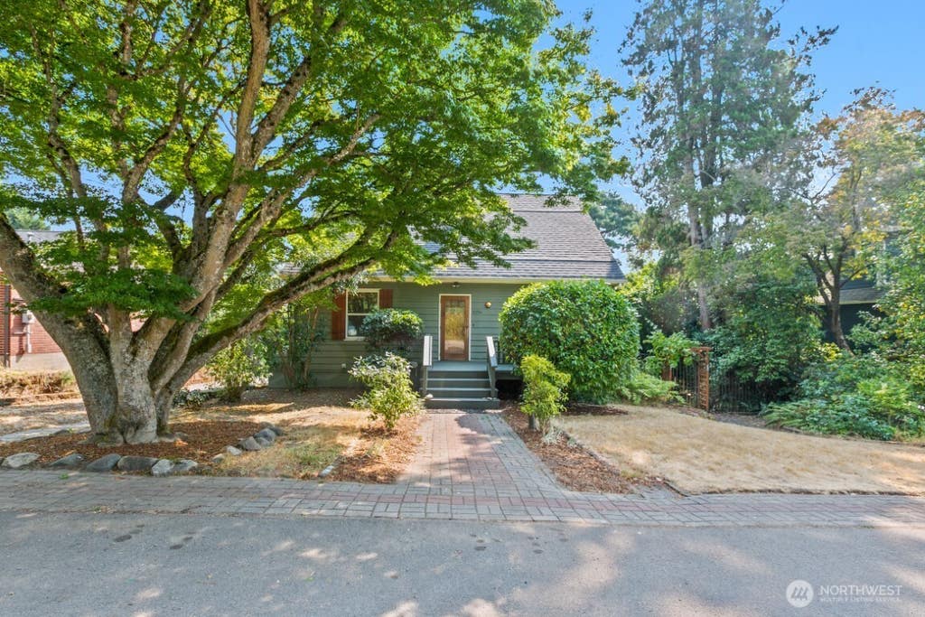 Photo of 6214 24th Avenue NE, Seattle, WA 98115 (MLS # 2573390)