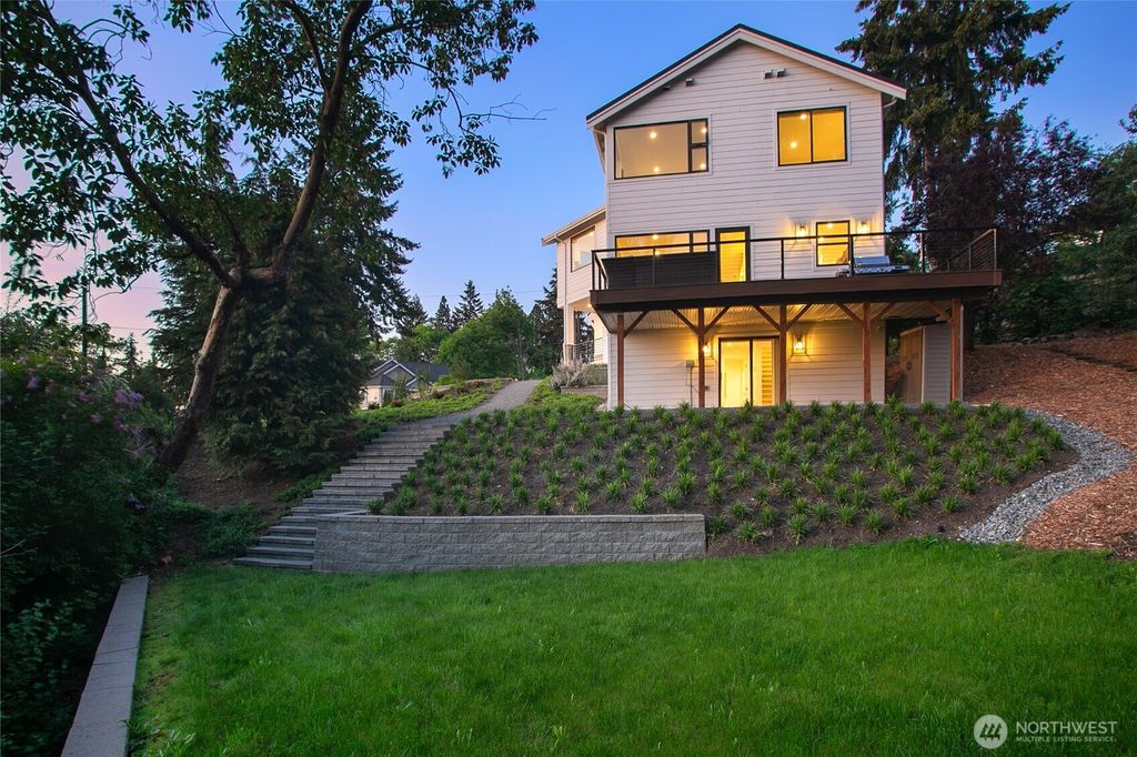 Photo of 13643 SE 10th Street SE, Bellevue, WA 98005 (MLS # 2519633)