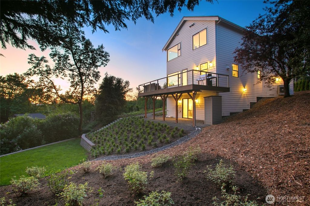 Photo of 13643 SE 10th Street SE, Bellevue, WA 98005 (MLS # 2519633)