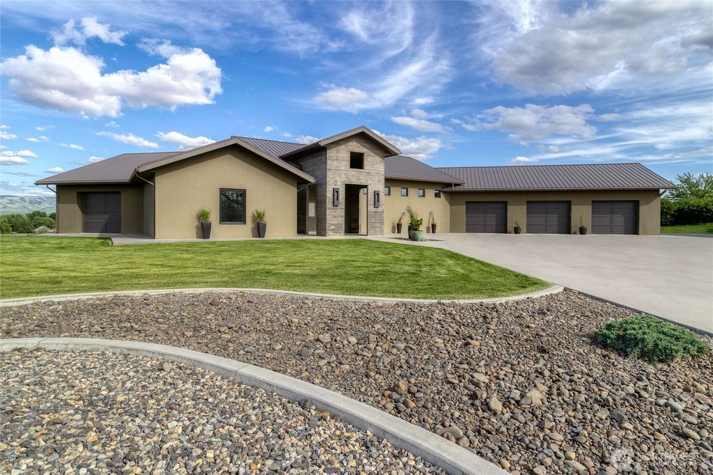 Photo of 63 Starview Place Place, Walla Walla, WA 99362 (MLS # 2493737)