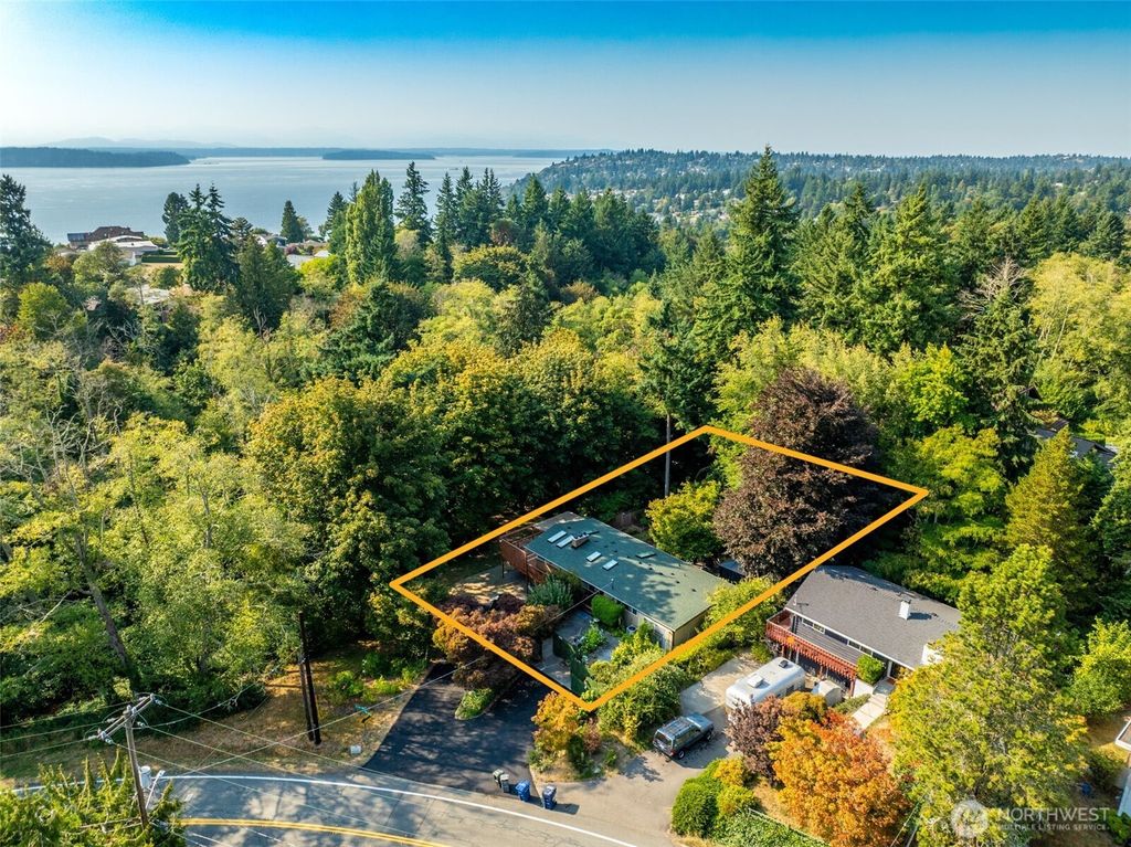 Photo of 1518 SW 130th Street, Burien, WA 98146 (MLS # 2441360)