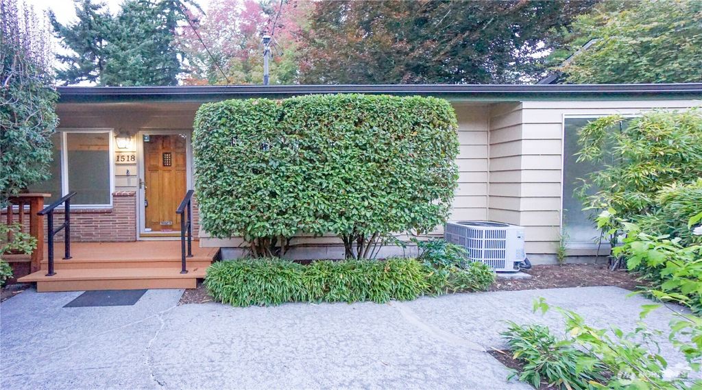 Photo of 1518 SW 130th Street, Burien, WA 98146 (MLS # 2441360)
