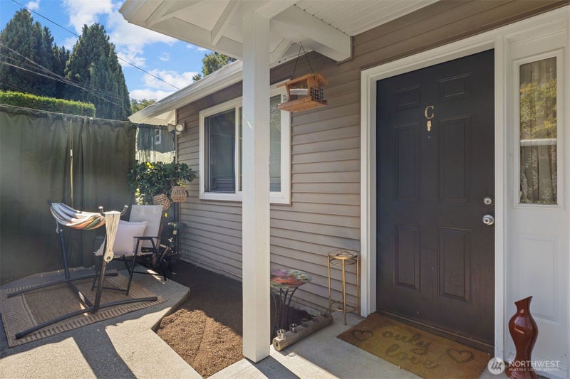 5952 Fauntleroy Way SW