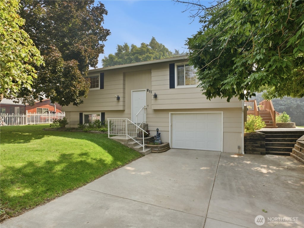 Photo of 217 Ridgemont Drive, East Wenatchee, WA 98802 (MLS # 2566677)