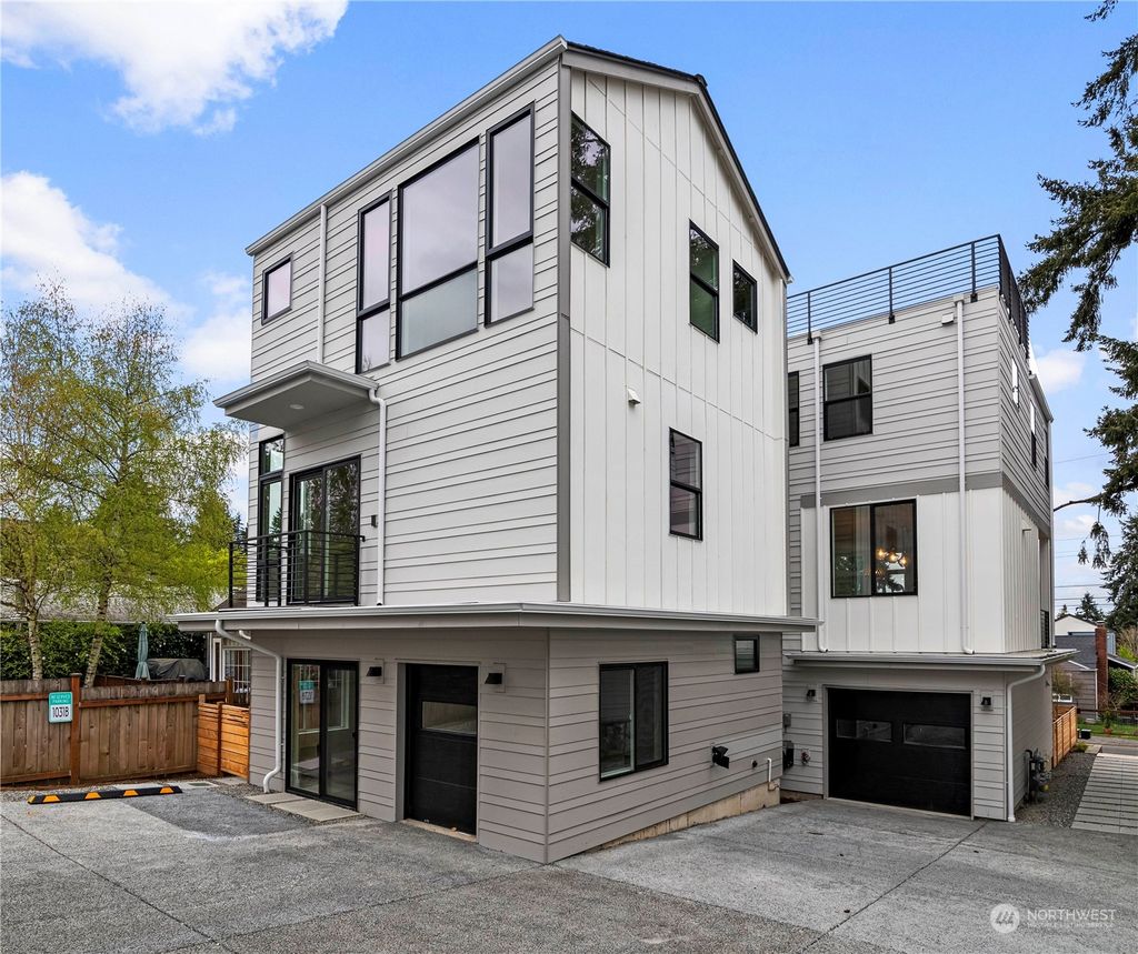 Photo of 1031 NE 98th St St #B, Seattle, WA 98115 (MLS # 2272310)